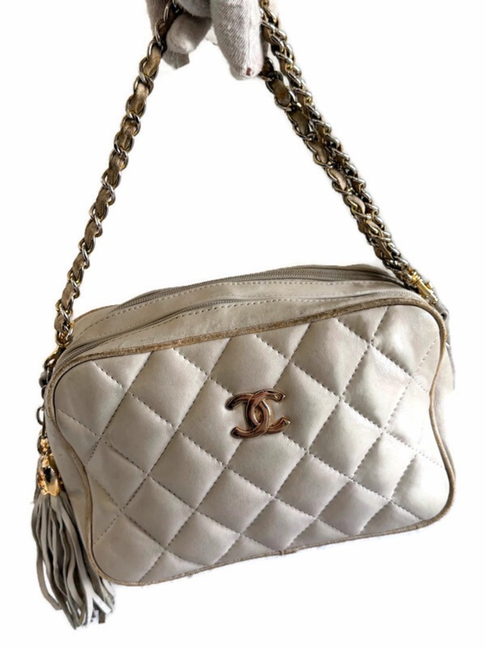 CHANEL Quilted Shoulder Bag in Pearl White with Gold Hardware - Picture 2 of 11